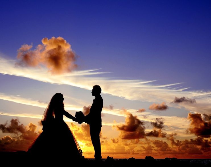 Un cuplu și-a continuat nunta în timp ce un vulcan erupea